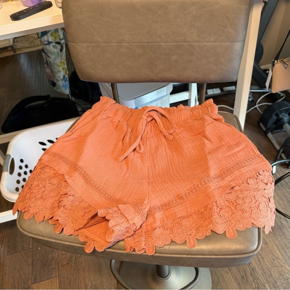 Very J Terracotta Lace Accent Shorts size Small